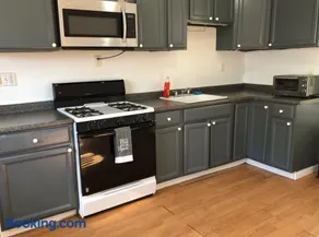 Private house with 3 bedrooms and 1 bathroom, free parking, convenient to NYC Manhattan bus and train, MetLife Stadium FIFA World Cup 35 minutes away - Image 3