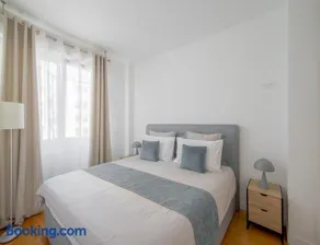 Champs Élysées 1BR Prime Location renovated - Image 4