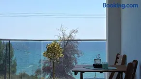 Emma Beach Front Luxury Suite - Image 3