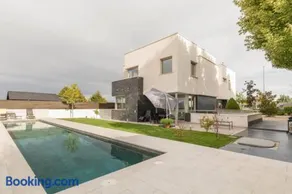 Villa Oasis en Madrid con 3Hab, 4baños y elegante piscina - Image 2
