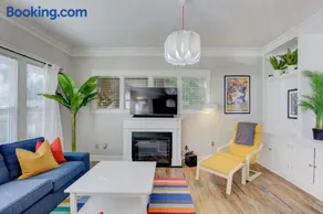 Hip and Spacious Midtown Cottage near Beale Street - Image 2