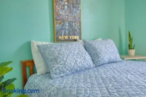 Spacious 3BR in Flatbush w King Bed, 2 Queens, Fast Wifi, AC - Image 5