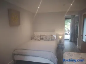 Tudor Lodge Guest Accommodation - Image 3