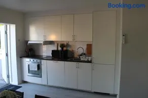 Central Ground Floor Flat Near Beach & Transit - Image 2