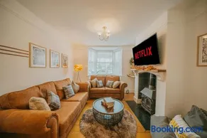 Cotswolds- Homely 2 bed house with garden, WiFi - Esho Stays - Image 4