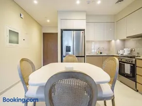 Sophisticated 2BR in Unbeatable Downtown Location - Image 5