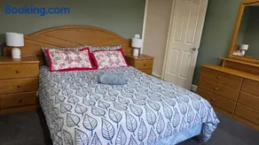 Spacious 4 Bedroom Family Home in Prime Location - Image 2