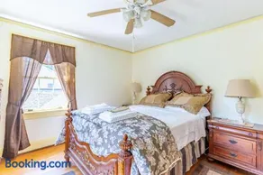 Welcome to your private cozy Suite #2, 2 Bedrooms, Sleeps 1- 4 near LU, Stadium & general hospital - Image 2
