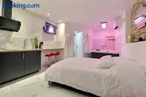 Love Room avec Jacuzzi Privatif Évasion Romantique à Castelsarrasin - Image 1