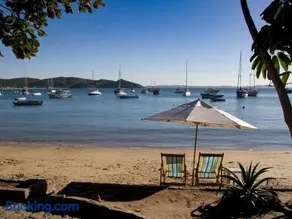 Pé na Areia da Praia dos Ossos e Seis Suítes - Image 1
