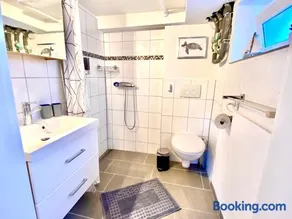 Modernes Zimmer mit Küchenzeile und Bad - Image 1