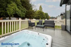 Falconers Lodge with Hot Tub - Image 1