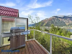 Juneau Escape Ocean Views, Deck & Soaking Tub - Image 5