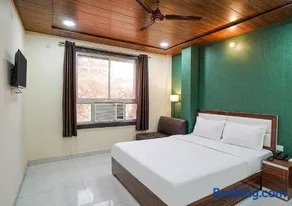 Hotel Oasis Inn -100 feet Road - Image 1