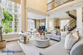 Luxury Golf Retreat Gym Sauna 4BR Executive Home - Image 1