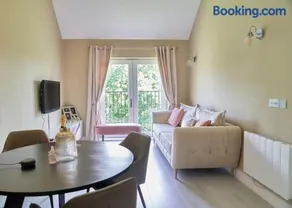 Luxury 2 Bedroom Wokingham Apartment, En Suite, Free WiFi, On Site Parking, Guests 4 - Image 4