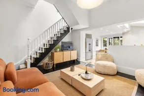 5BR Paddington Home w Private Parking and Studio - Image 1