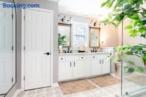 Luxury 3BR Pond View Home with Gameroom - Image 5
