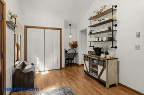 The Little Brown House - Cozy Retreat near Lake - Image 5