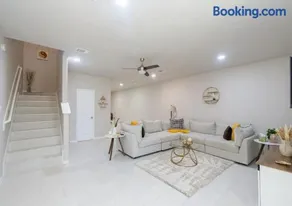 3BR Townhouse Near Lake Conroe, Nurse & Corp Extended Stays Welcome! - Image 2