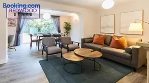 3-Bedroom Serviced House, Free Parking for 2 Cars, Free WiFi By Redwood Stays - Image 4