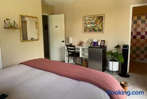 Master Suite with Private Bath 15 min drive to beach - Image 4