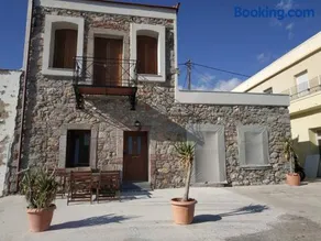 Seafront two-storey house in Kardamyla - Image 2