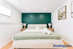 Modern 2 Bedroom Guest Suite Near Downtown With Fast Wifi And Free Parking - Image 1