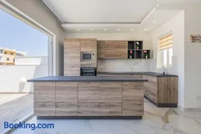 Exclusive 2 Bed Penthouse with pool - by Hostmt - Image 5