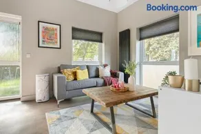 Brand New 1-Bed Flat With Free Parking - Image 2