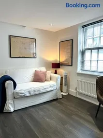 Queens Place - 2 Bedroom Apartment - Image 3