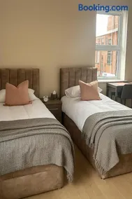 Central Bolton Studio Free Parking & Fast WiFi - Image 1