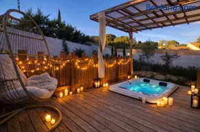 Les Gîtes de Laure - L'Eden Romantique, B&B, Spa privatif et Petit Déjeuner, Couloir de nage, 10mn Carcassonne - Image 5