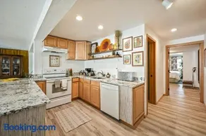 Chickadee Suite at Side Street Cashmere - Image 1