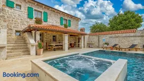 Rustic villa Kata with outdoor pool in Sveti Lovrec - Image 2