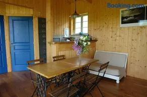 Maison en bois dans un pré - Image 2
