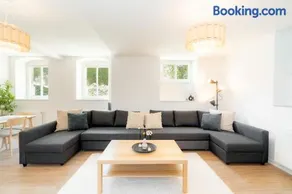 Quiet Apartment with XXL Sofa and 65 Inch TV - Image 1