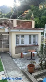 Pretty and comfortable outbuilding with swimming pool and garden - Image 1
