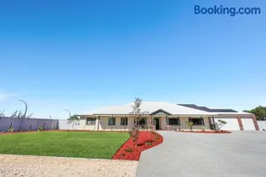 Luxury Family Escape Near Moore River - Image 1