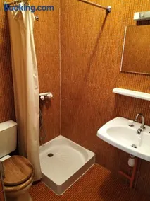 Chambre Triple avec Balcon et Salle de Bains Privative 4 - Image 2