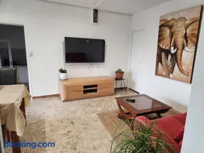 Charme et piscine dans le Gard salon et deux chambres - Image 3