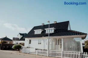 Family-Friendly Holiday Home Near The Sea - Image 1