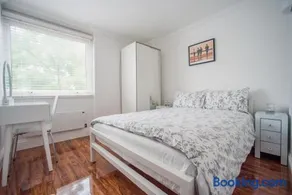 Spacious Tourist and Family Friendly 3-Bed 2-Bath, Trendy Fitzrovia W1 by Oxford Street Sleeps 6 - Image 2