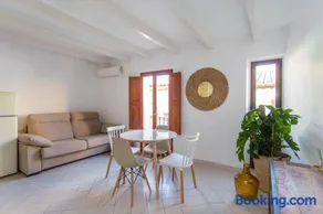 Alojamientos la Vila Mayor 7 by Seaward Suites - Image 2