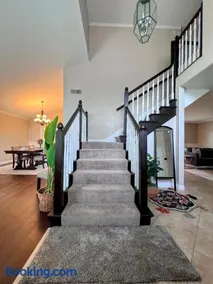 Bright & Spacious 5BR Modern Vacation Home - Near Disneyland & Beaches - Image 4