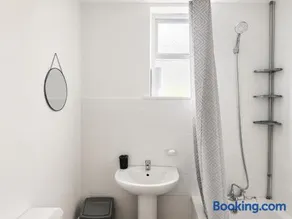 Contractor Stay near BAE, Sleeps 4, WiFi - Image 4
