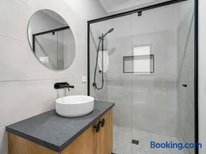 Central Studio in new townhouse - Image 2