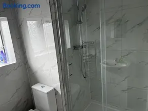 Good priced Accommodation in Hayes - Image 4