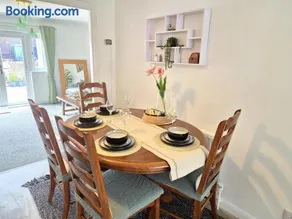 Bright and spacious 3 Bedroom house with parking, close to Peterborough City Centre - Image 5