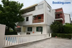 Family friendly apartments with a swimming pool Kastel Luksic, Kastela - 15773 - Image 2